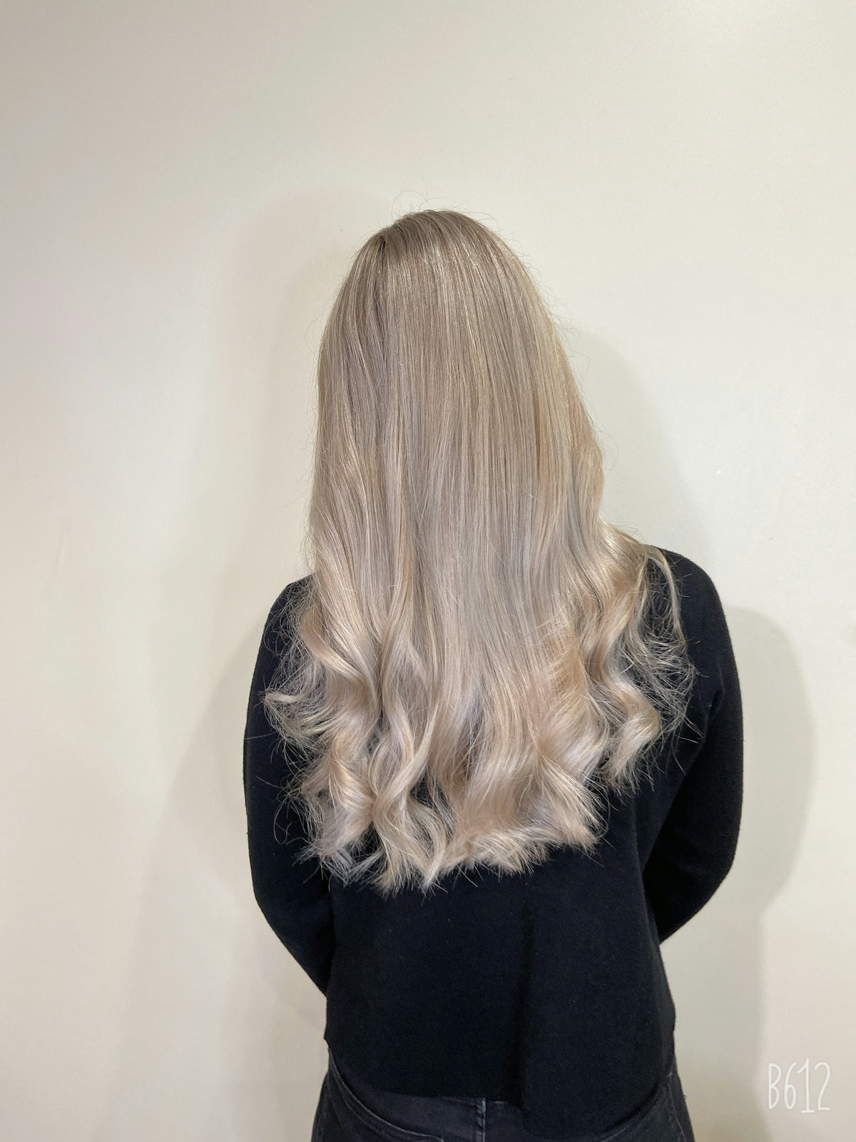 Frau mit langem Haar und schwarzem Oberteil