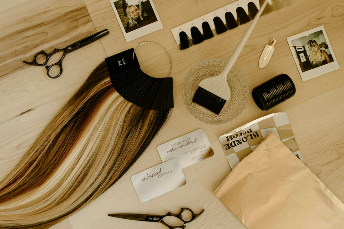 Friseurschere und Haarpflege-Zubehör auf einem Tisch