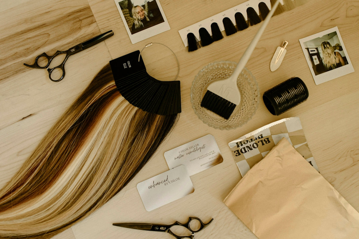 Friseurschere und Haarpflege-Zubehör auf einem Tisch