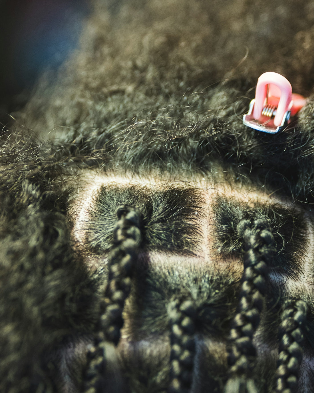 Nahaufnahme von geflochtenem Haar mit rosa Clip